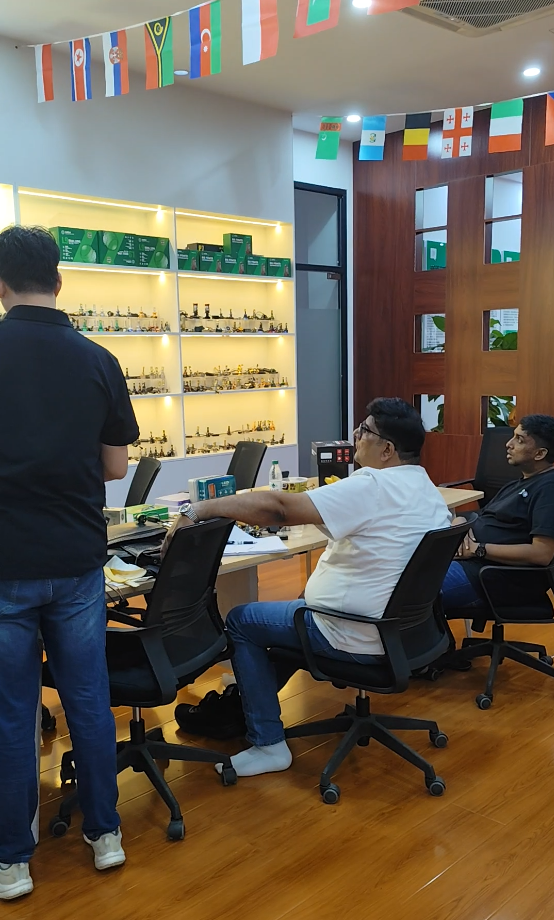 ZuoBan Auto Lantern Factory da la bienvenida a agentes indios para visitar nuestra fábrica